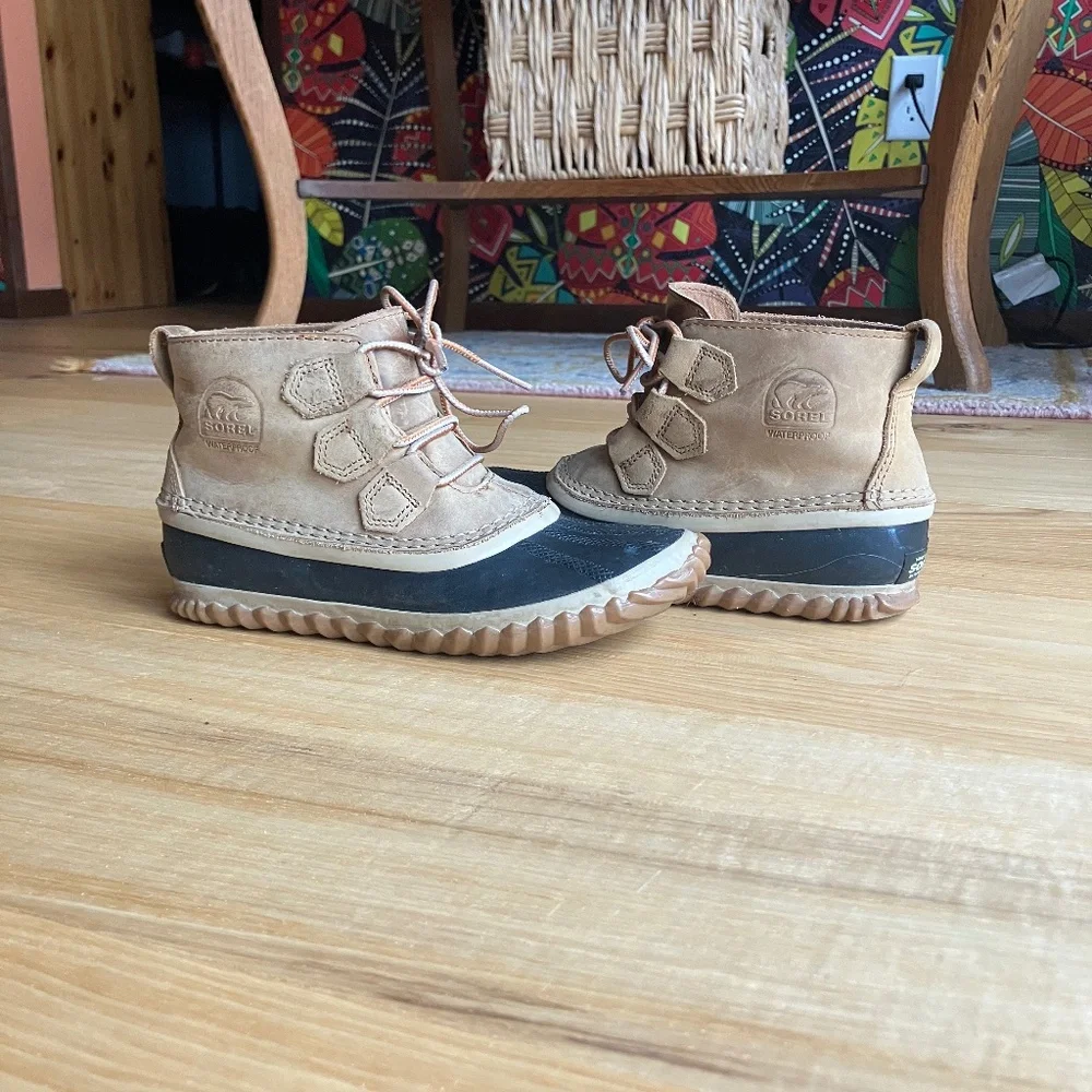 Sorel out and about boots, size 5